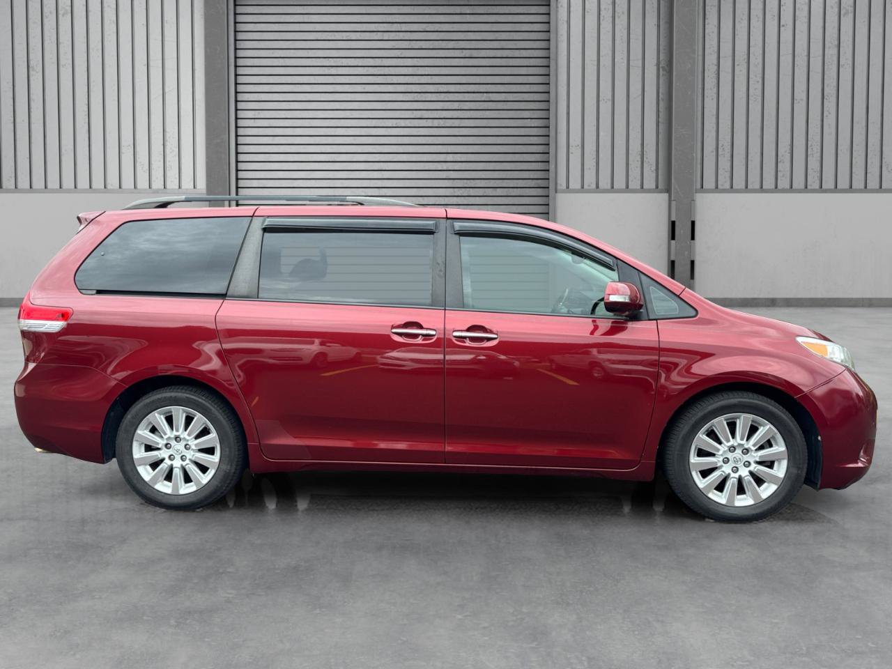 Used 2014 Toyota Sienna Limited w/ Limited Convenience Package FWD image 31