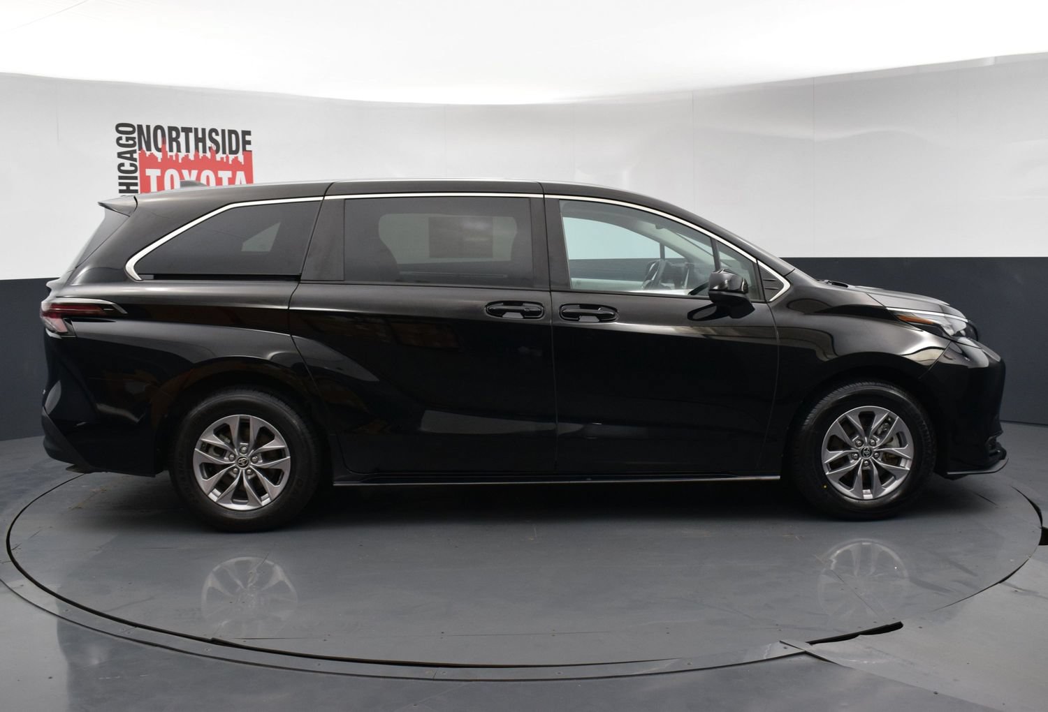 Used 2025 Toyota Sienna LE FWD image 5