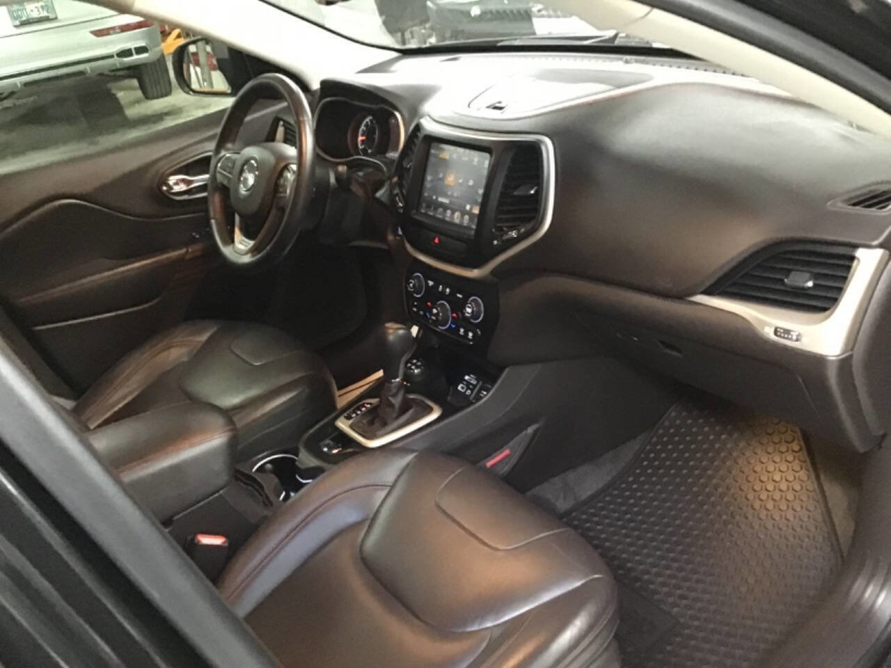 Used 2015 Jeep Cherokee Trailhawk w/ Comfort/Convenience Group AWD/4WD image 24