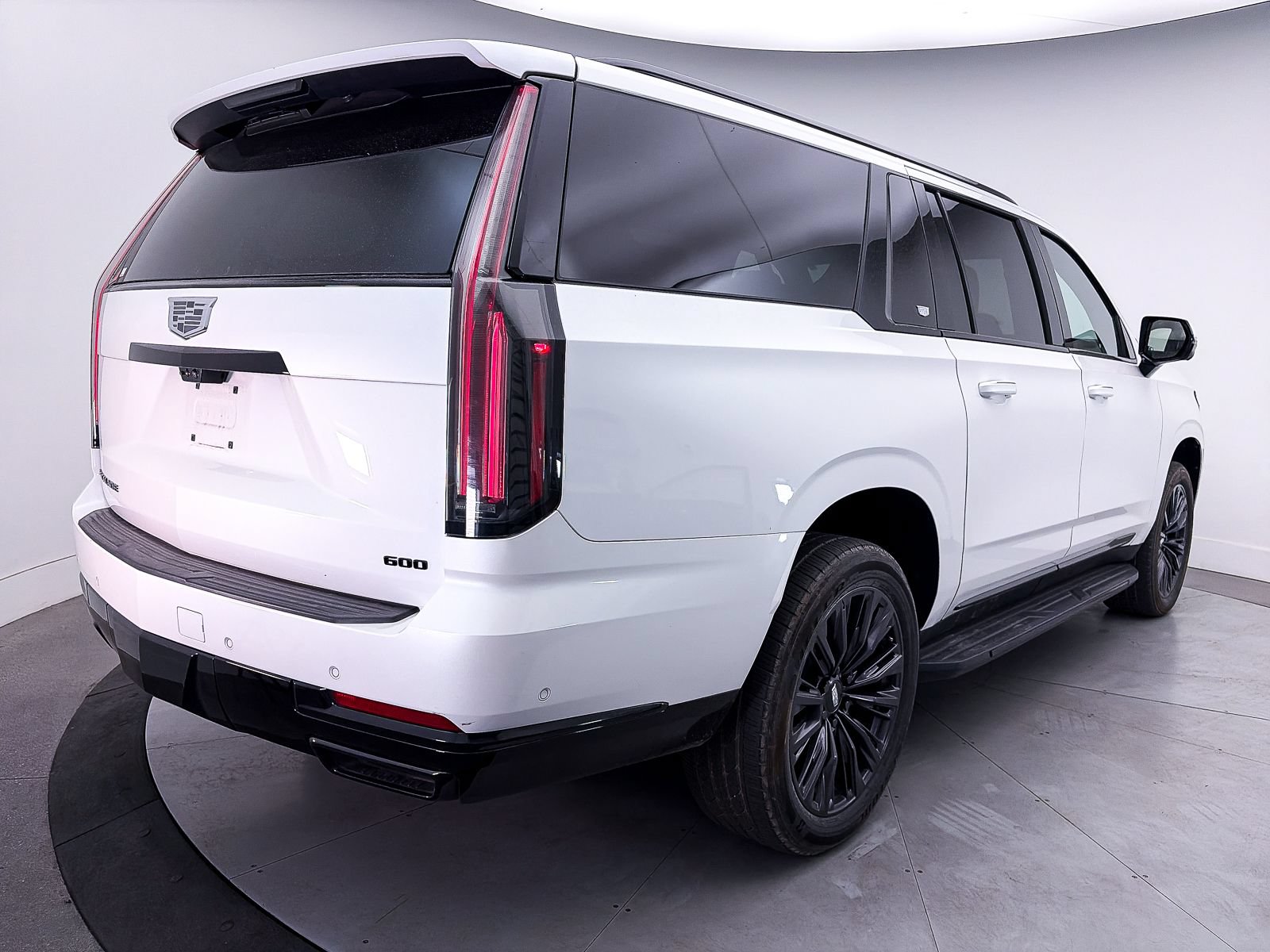 Used 2025 Cadillac Escalade ESV Sport w/ LPO, ONYX Package AWD/4WD image 18