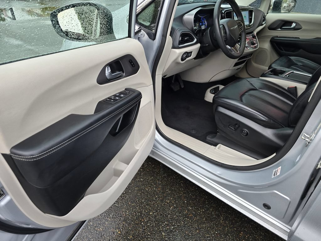 Used 2023 Chrysler Pacifica Touring-L FWD image 17