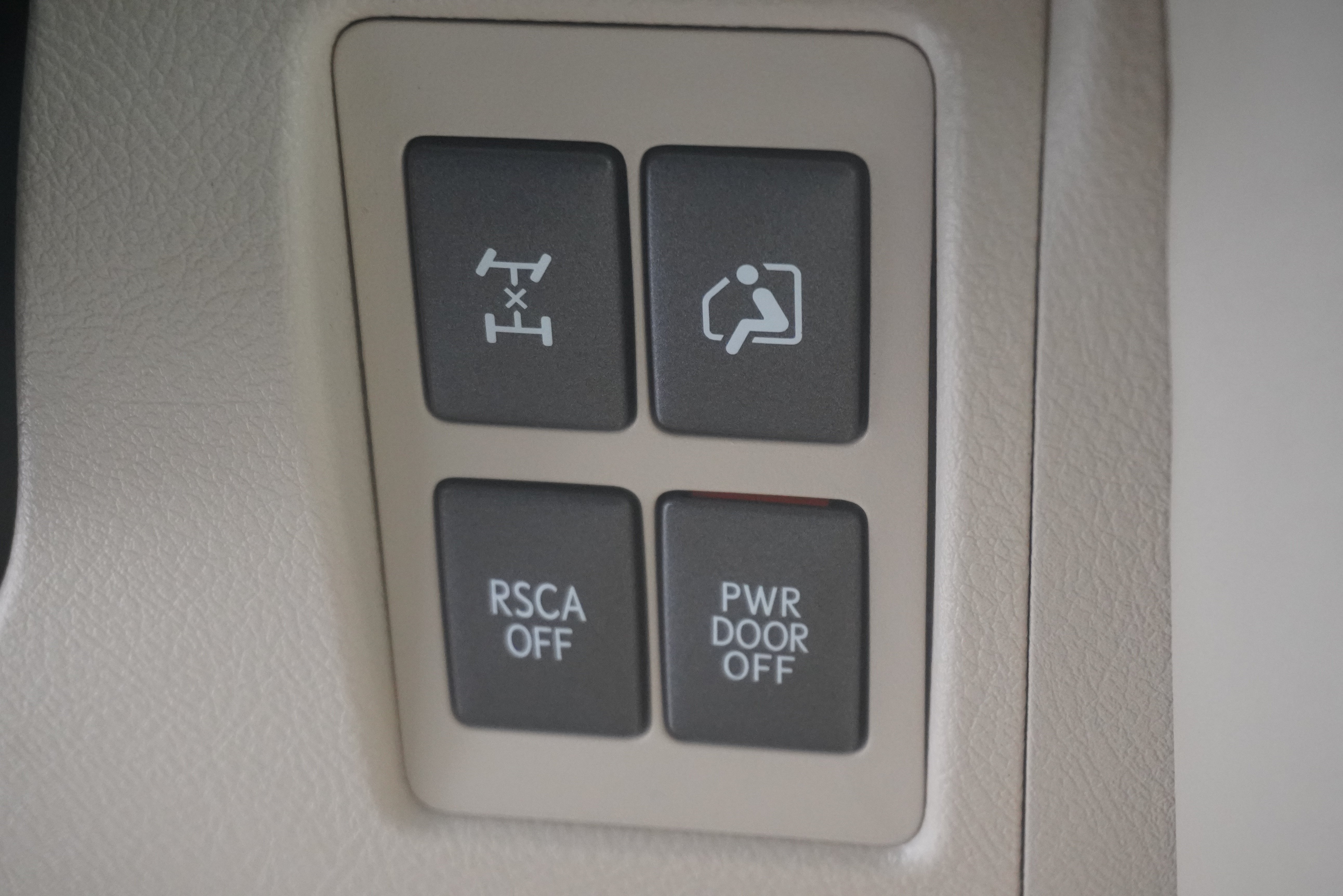 Used 2013 Lexus LX 570 4WD w/ Luxury Pkg w/Pre-crash image 33