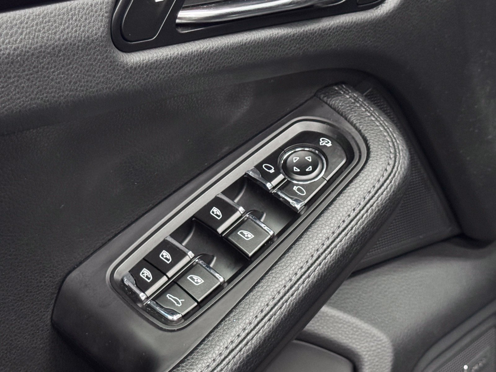 Used 2024 Porsche Macan AWD/4WD image 20
