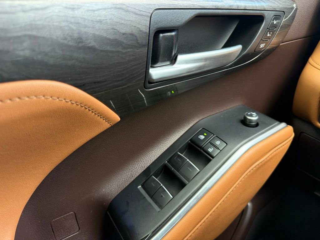 Used 2021 Toyota Highlander Platinum image 12