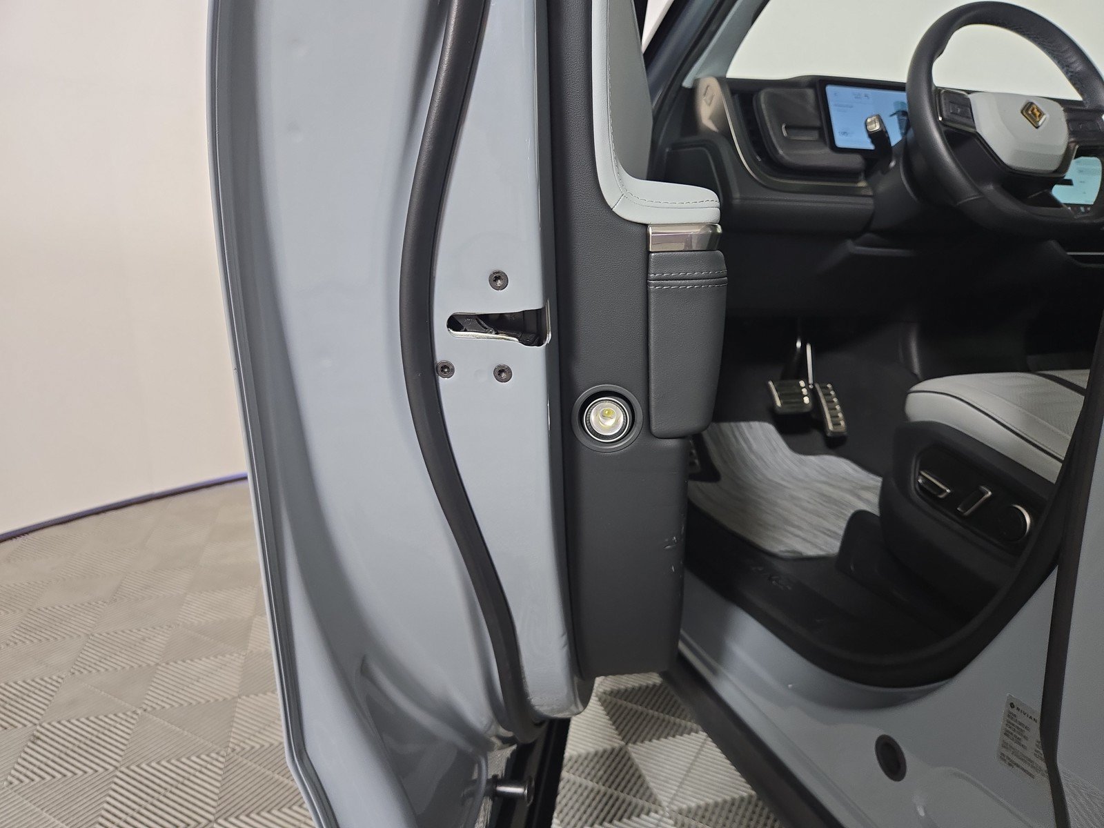 Used 2024 Rivian R1S Adventure AWD/4WD image 32