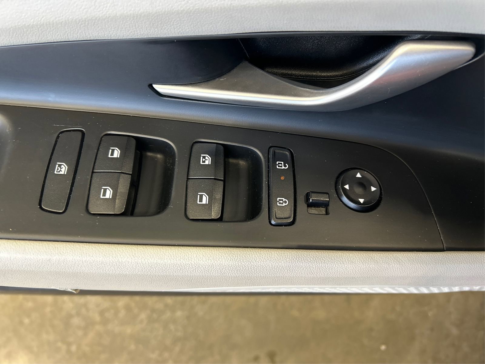 Used 2024 Hyundai Elantra Limited image 31