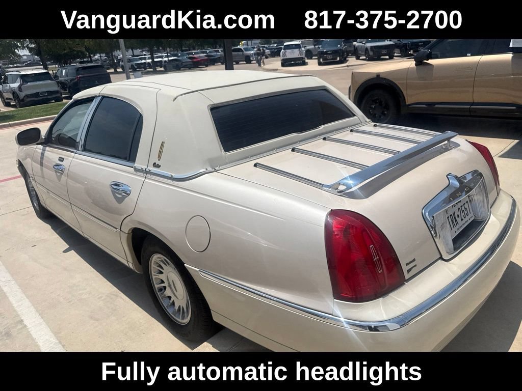 Used 2001 Lincoln Town Car Cartier RWD image 3