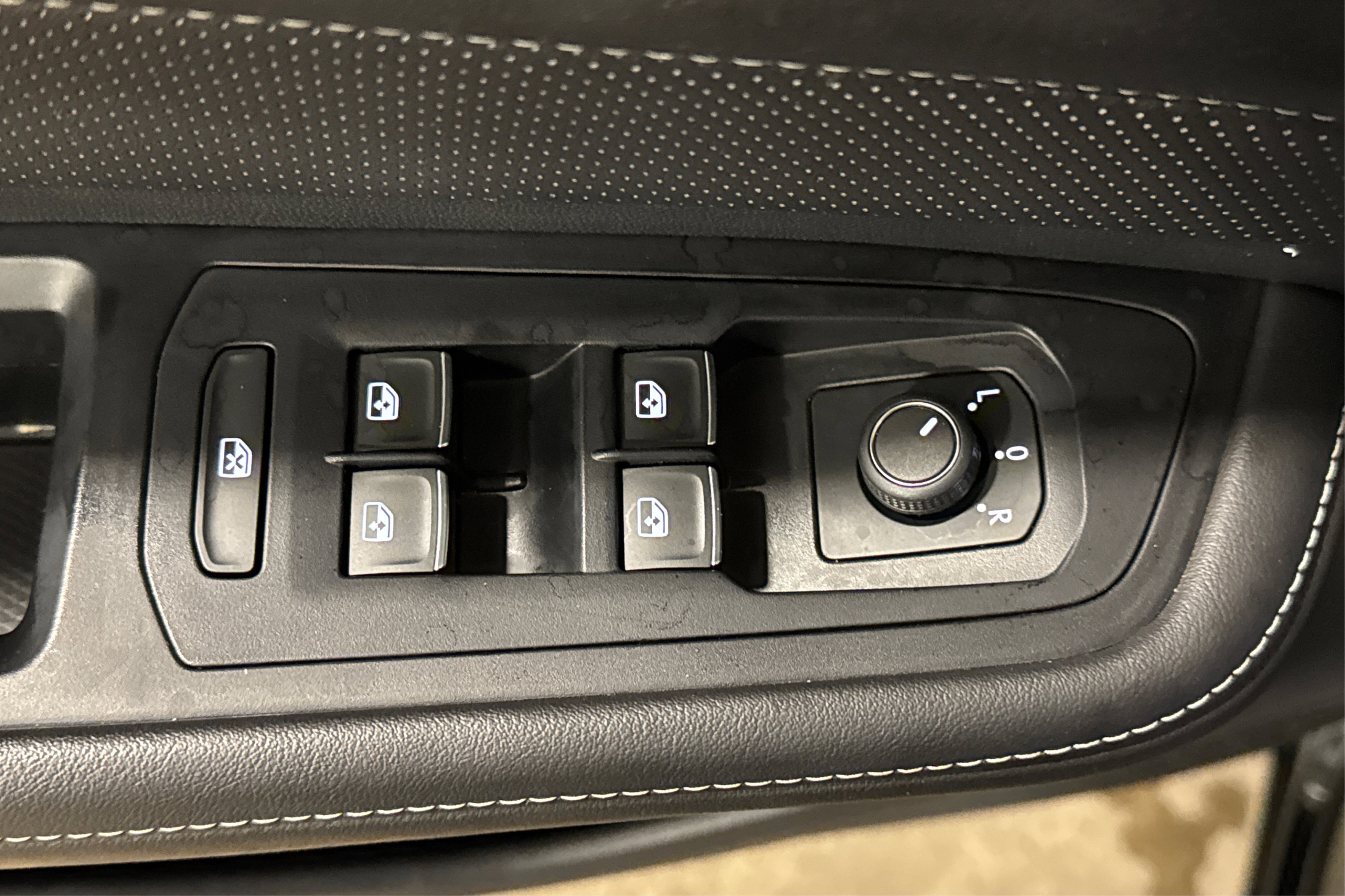 Used 2025 Volkswagen Atlas SE image 17