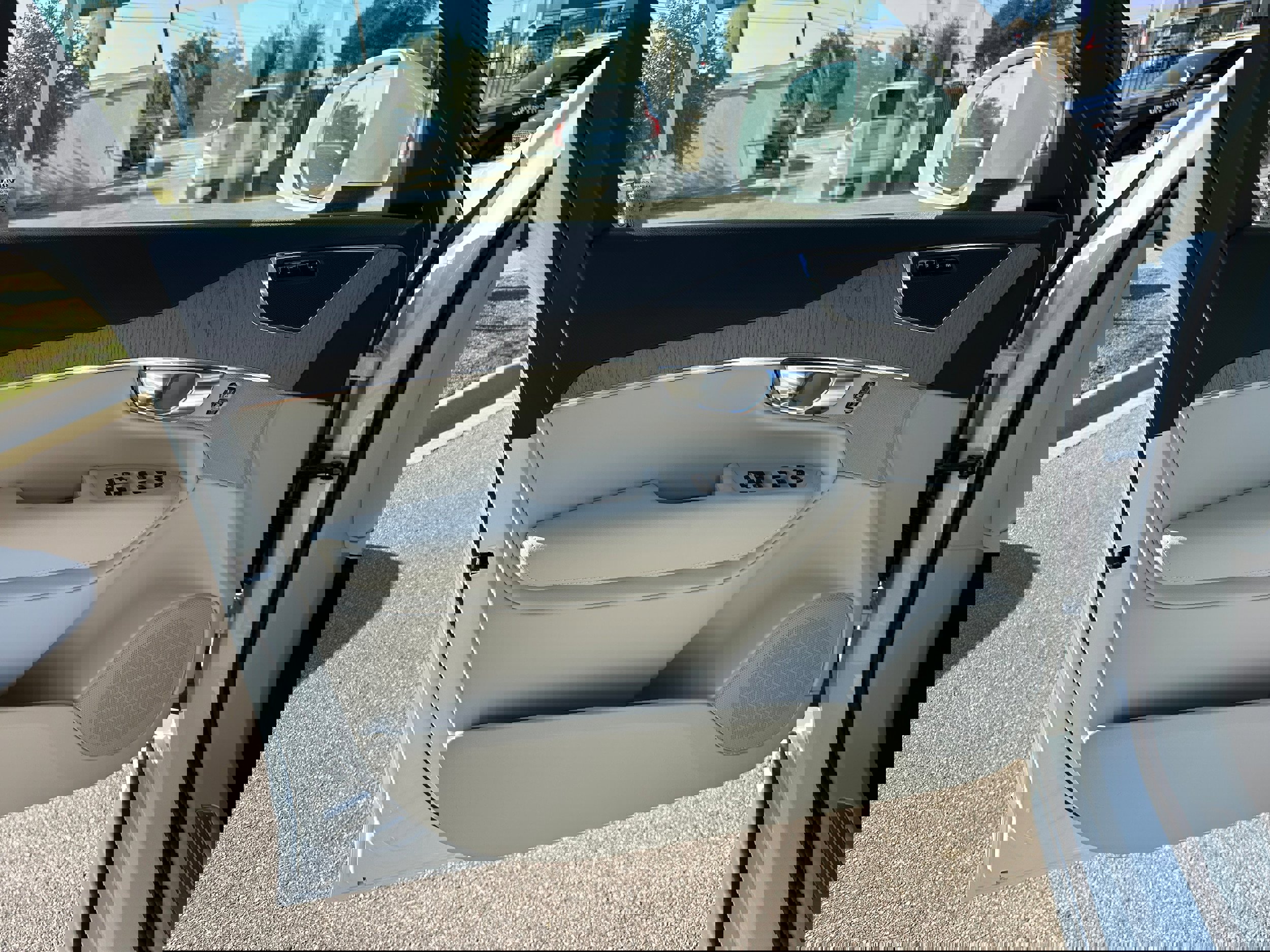 New 2025 Volvo XC90 T8 Plus w/ Protection Package Premier image 15