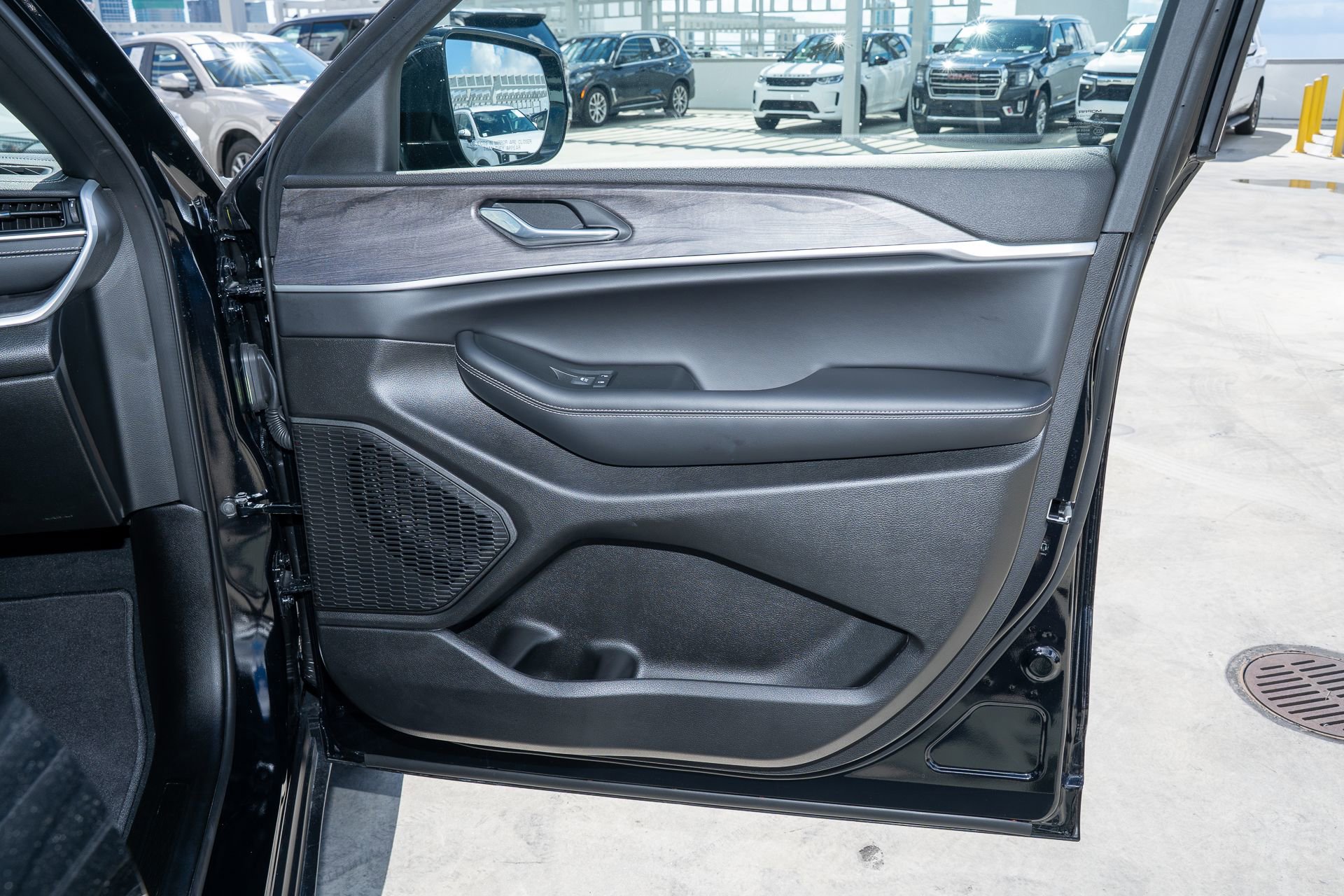 Used 2025 Jeep Grand Cherokee Limited image 14