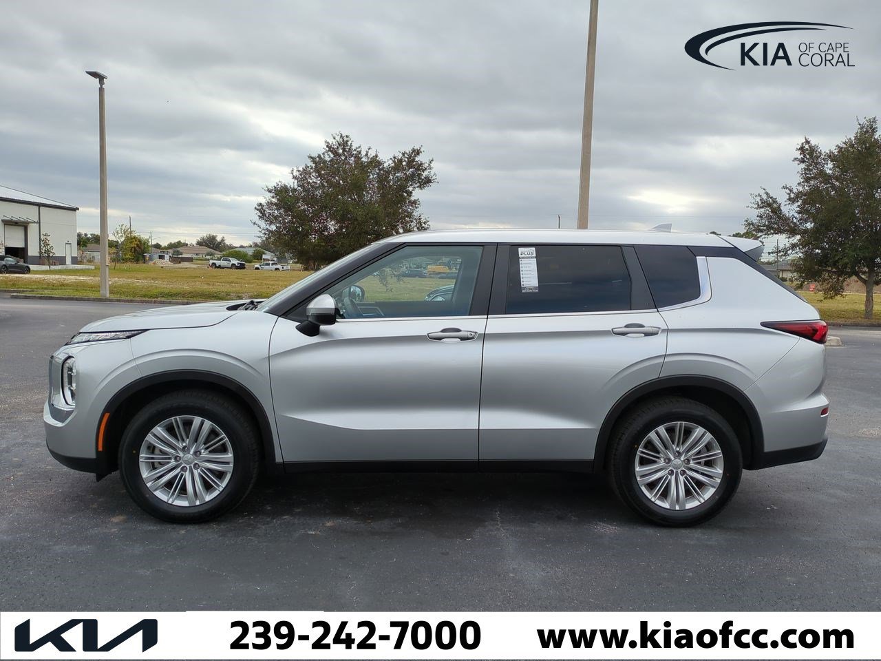 Used 2024 Mitsubishi Outlander ES image 8