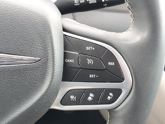 Used 2023 Chrysler Pacifica Touring-L FWD image 23