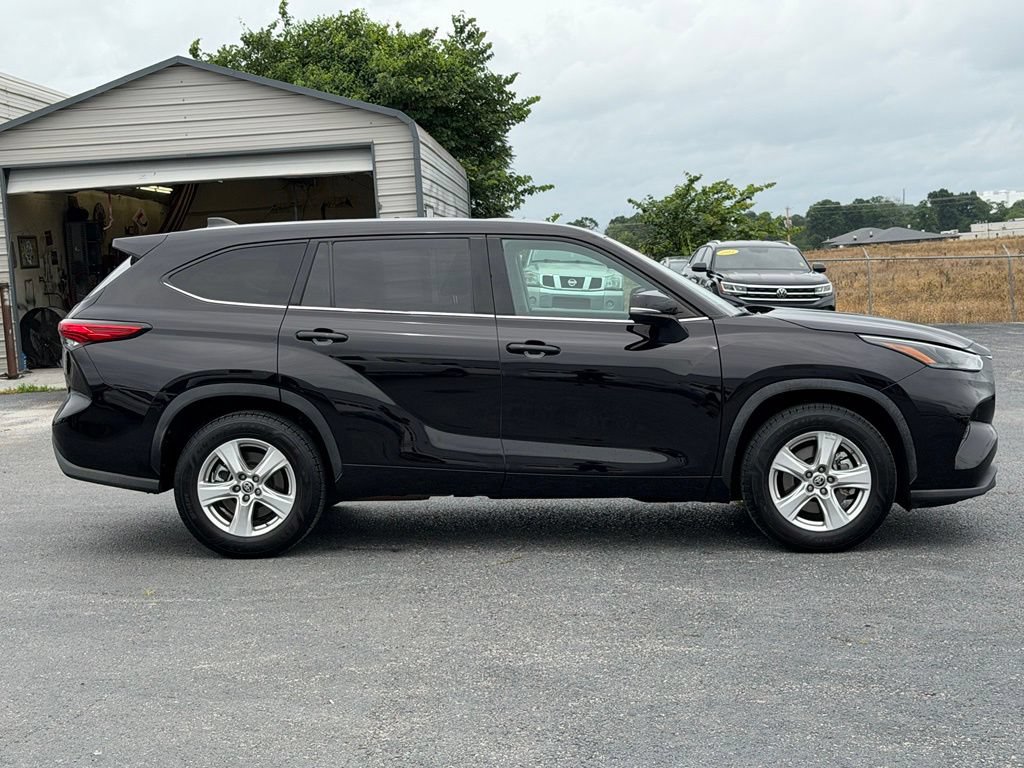 Used 2022 Toyota Highlander LE FWD image 4