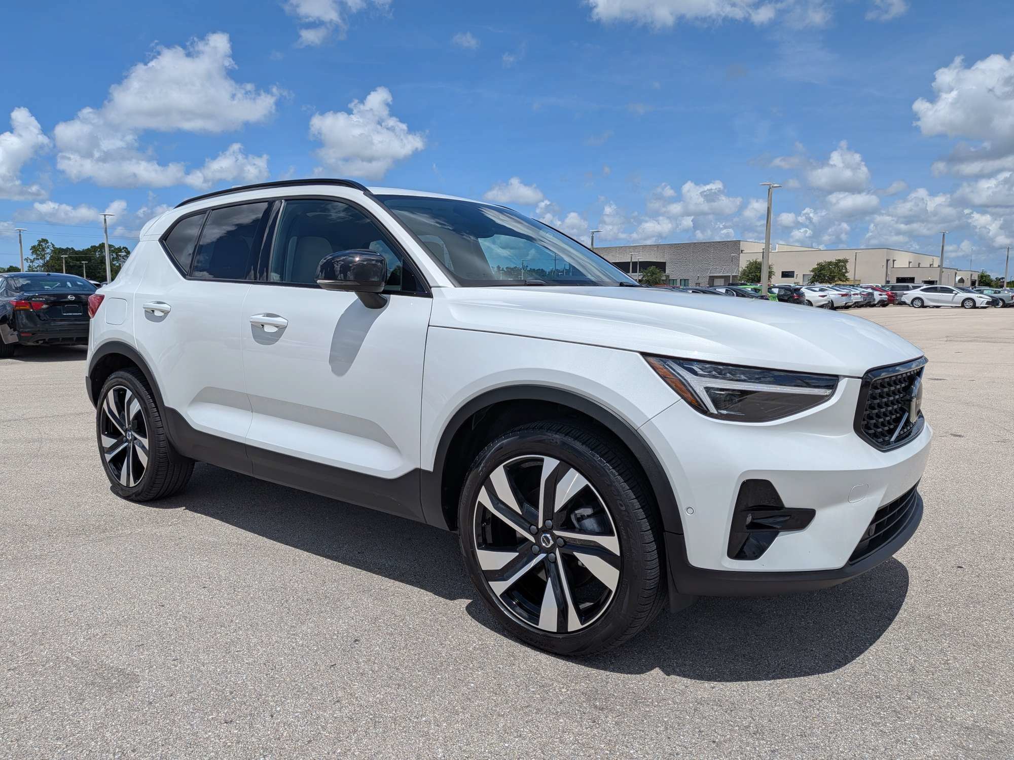 Used 2024 Volvo XC40 B5 Ultimate w/ Protection Package Premier AWD/4WD image 2