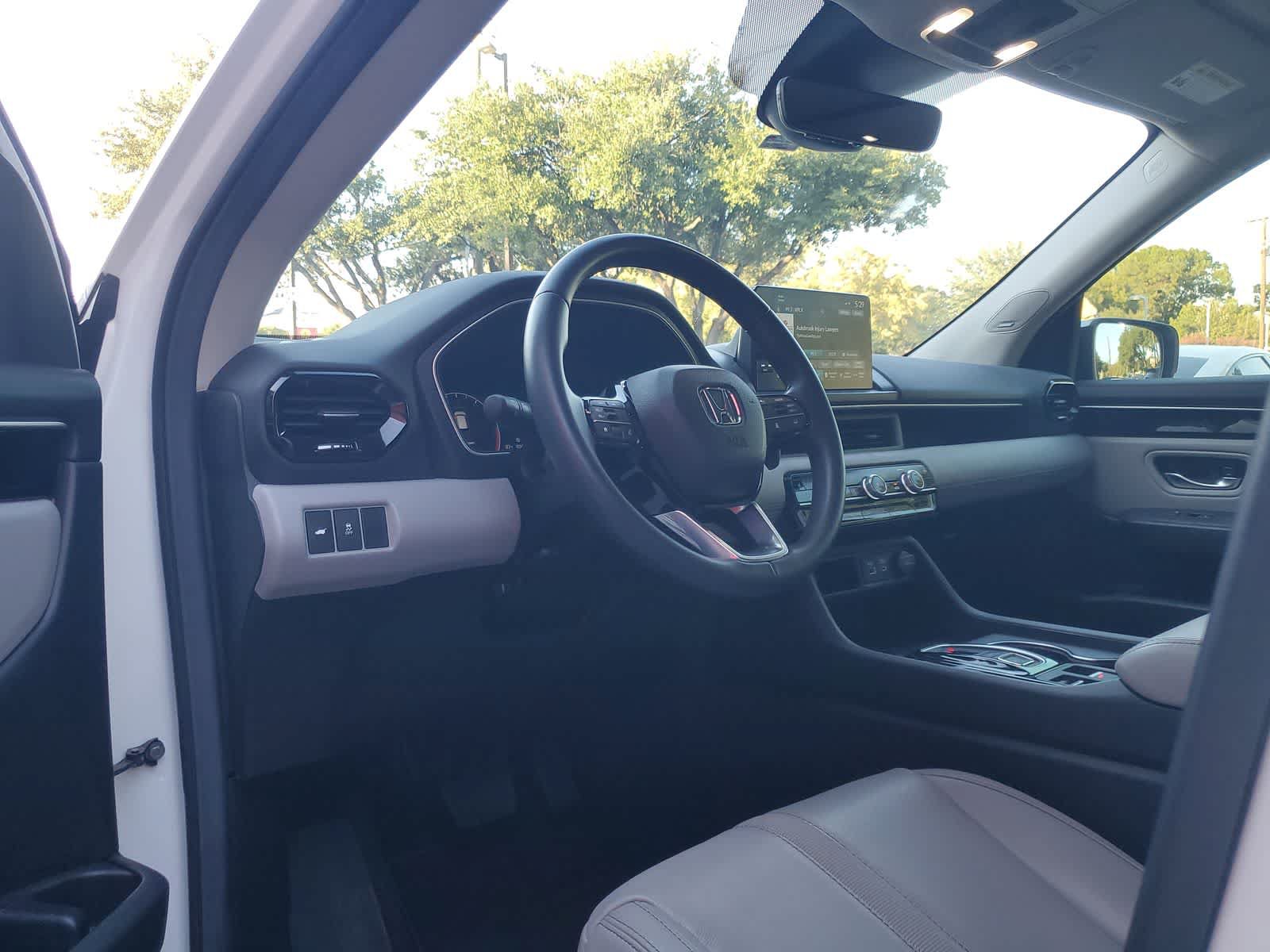 Used 2025 Honda Pilot Touring image 2