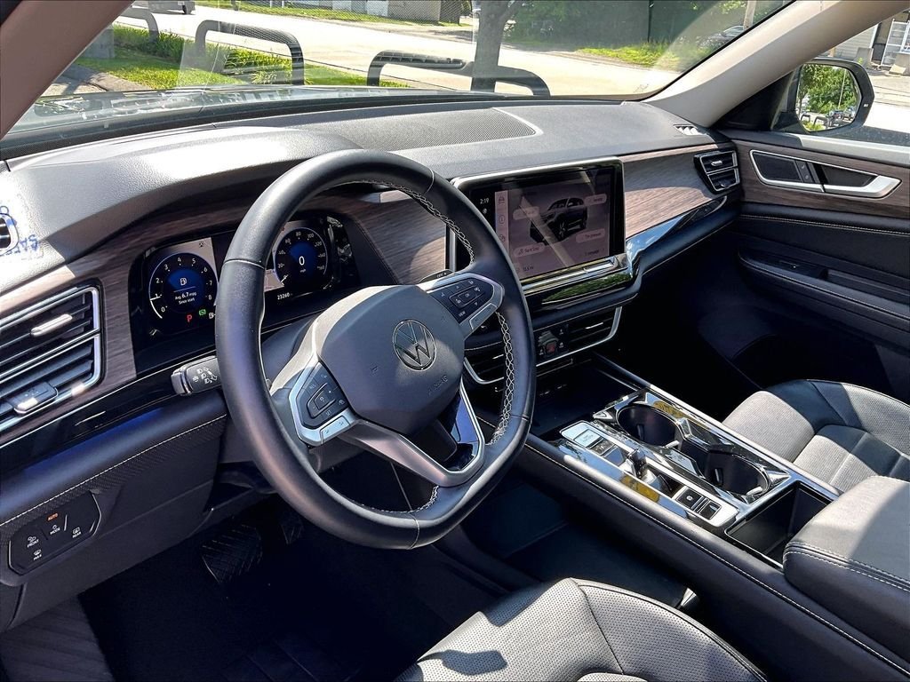 Used 2025 Volkswagen Atlas SEL AWD/4WD image 8