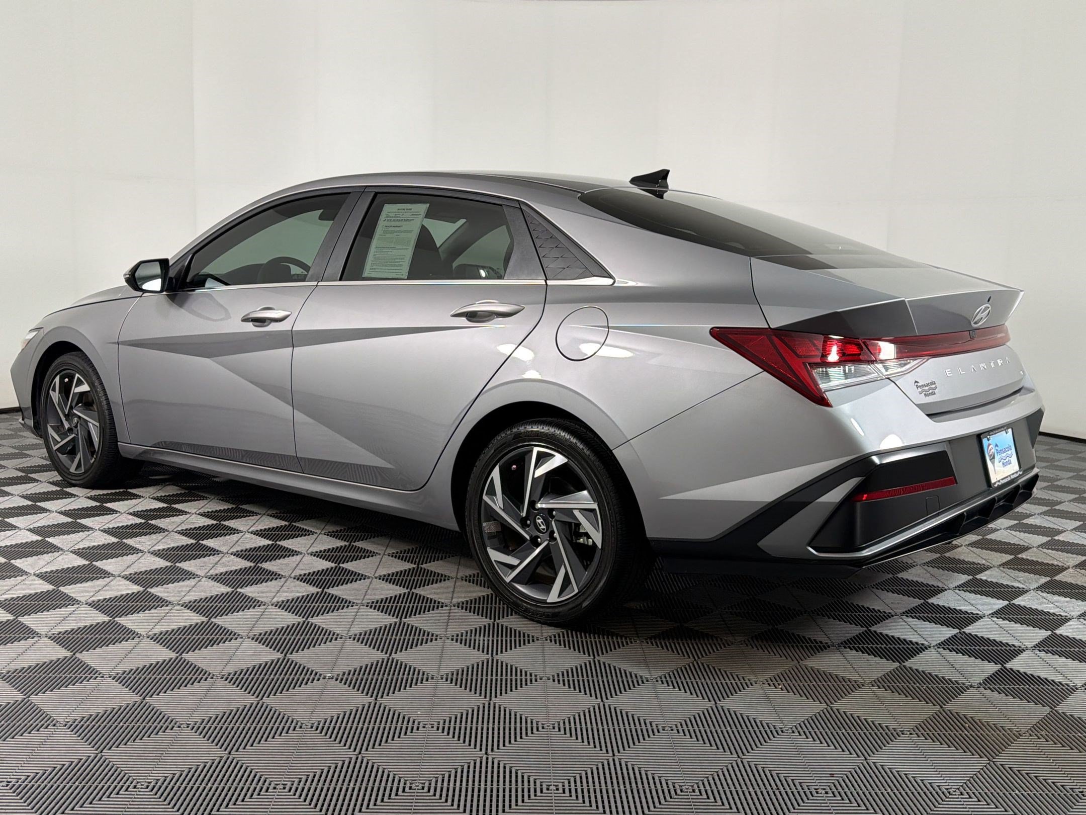 Used 2025 Hyundai Elantra Limited FWD image 2