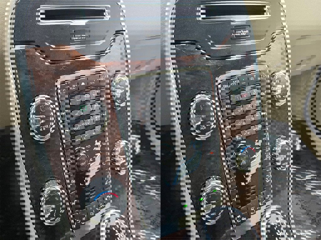 Used 2016 Volvo XC70 T5 Platinum w/ Climate Package image 16