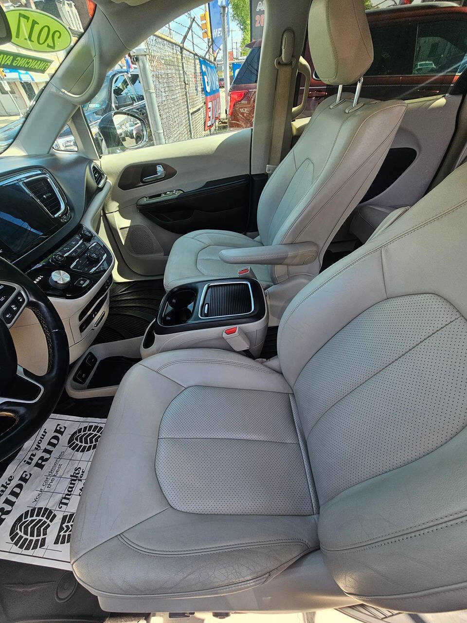 Used 2017 Chrysler Pacifica Touring-L Plus w/ Advanced Safetytec Group FWD image 12