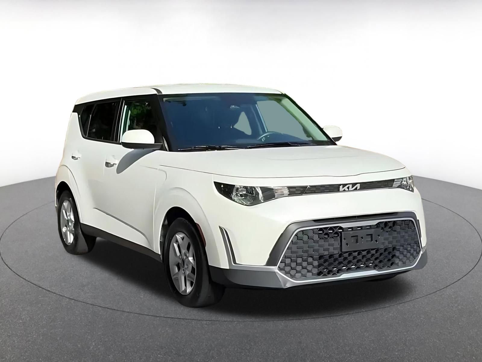 Used 2025 Kia Soul LX w/ LX Technology Package FWD image 4