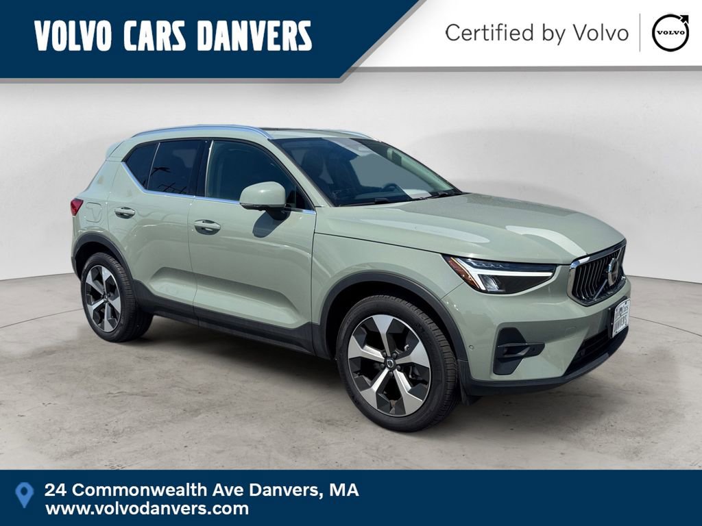 Used 2025 Volvo XC40 B5 Plus AWD/4WD image 1