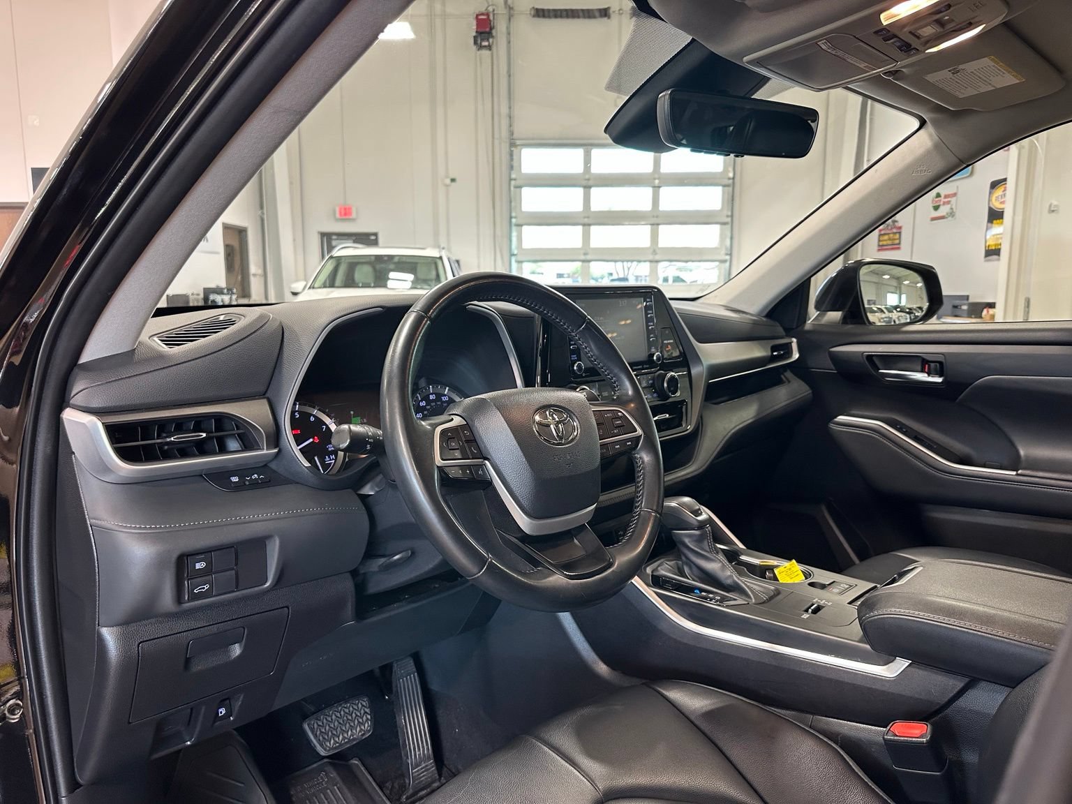 Used 2022 Toyota Highlander XLE FWD image 15