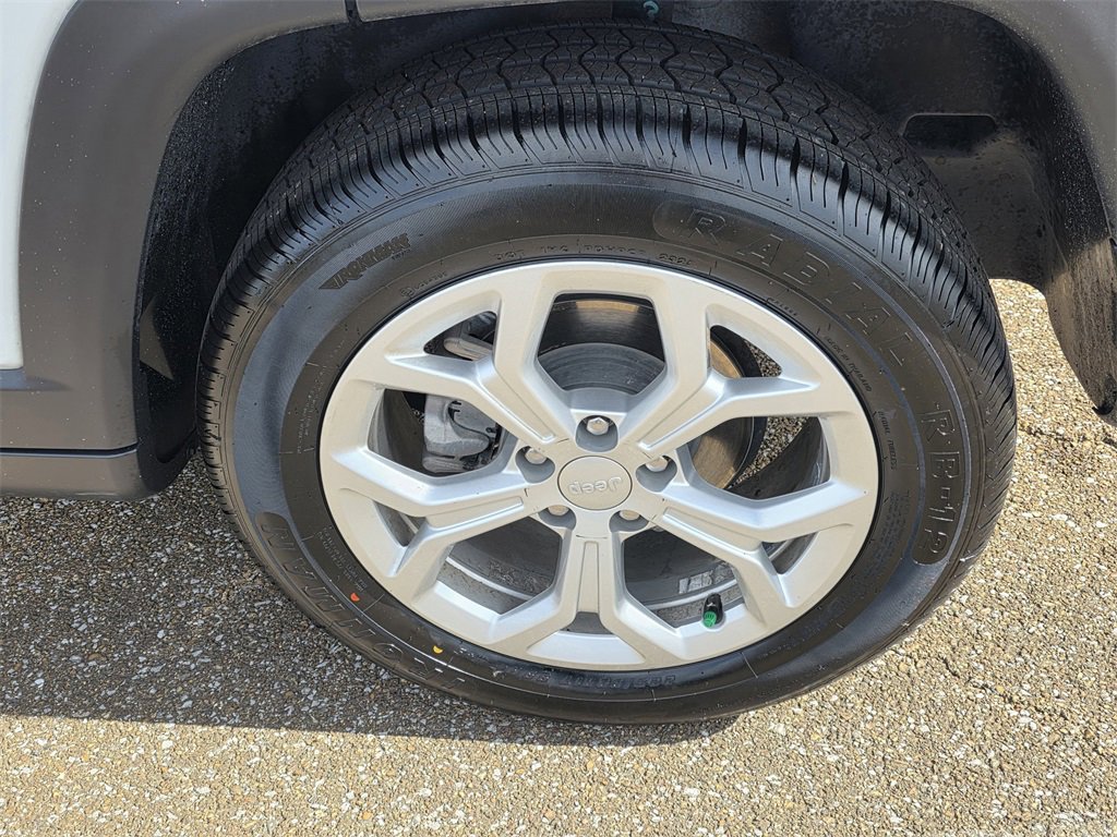 Used 2024 Jeep Compass Latitude image 28