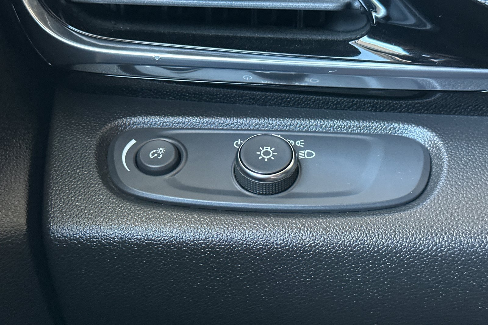 Certified 2024 Buick Envista Avenir FWD image 35