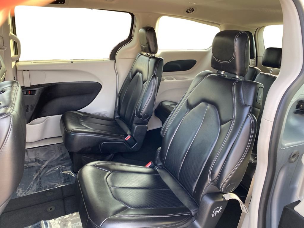 Used 2023 Chrysler Pacifica Touring-L FWD image 16