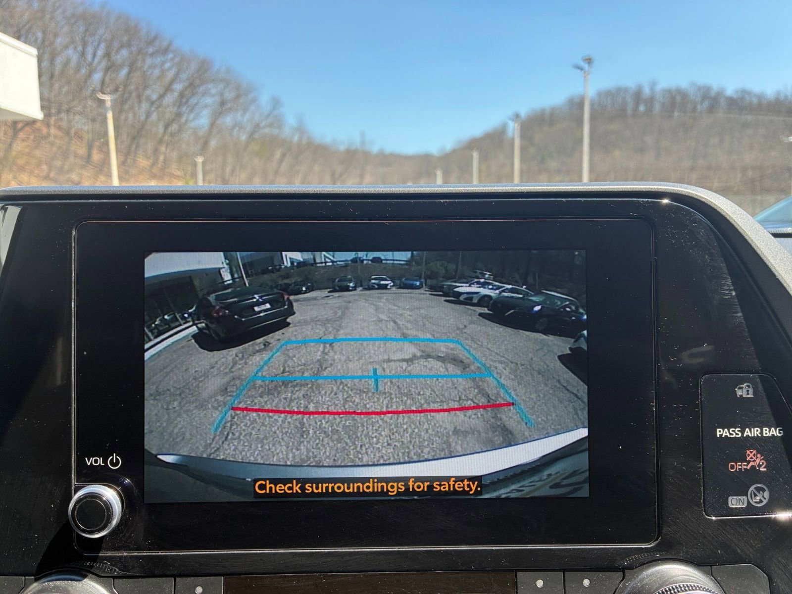 Used 2025 Toyota Highlander LE FWD image 27