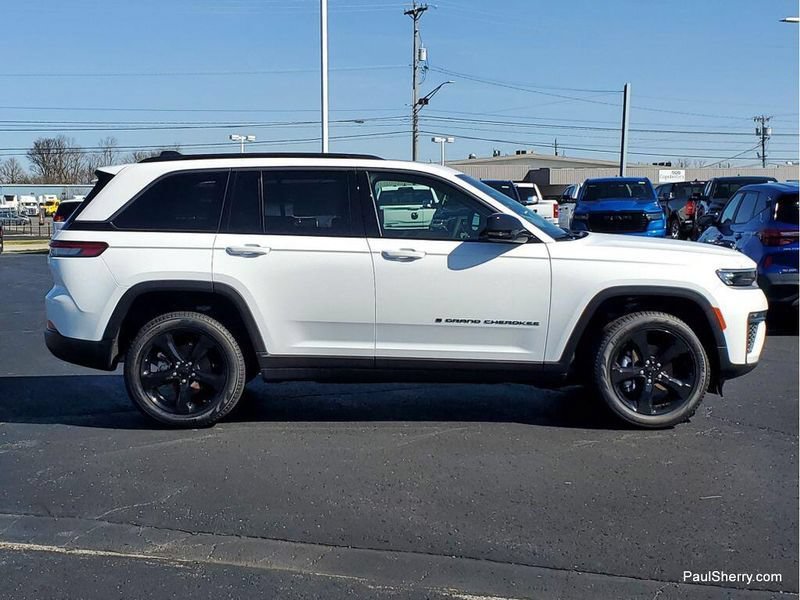New 2027 Jeep Grand Cherokee Limited RWD image 10