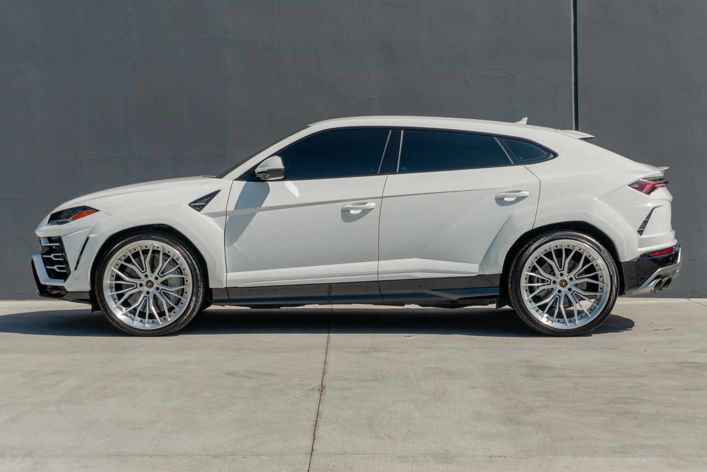 Used 2019 Lamborghini Urus AWD/4WD image 2