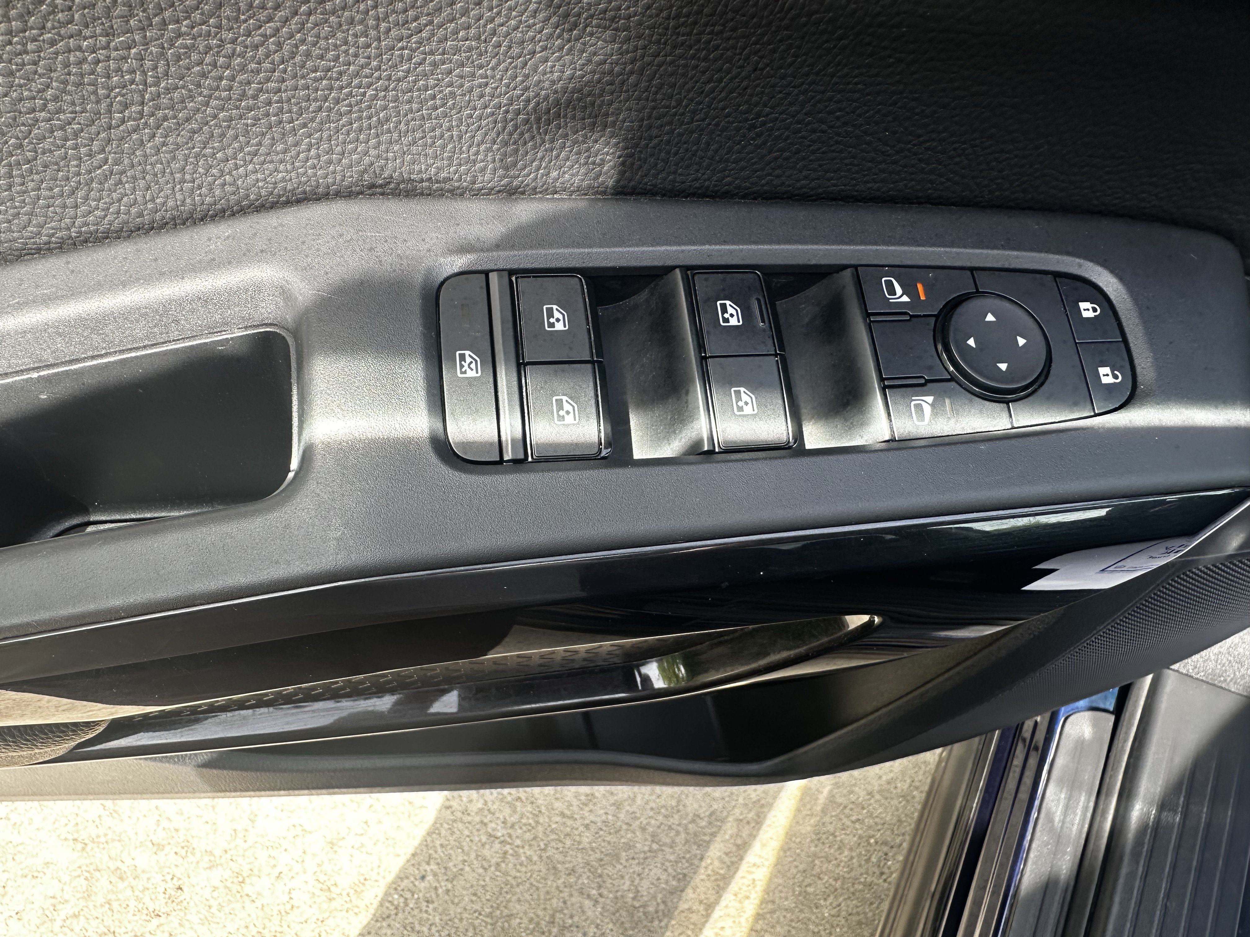 Used 2025 Nissan Pathfinder SV AWD/4WD image 7