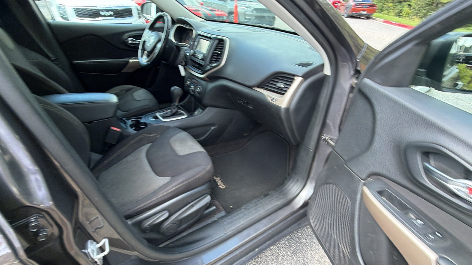 Used 2018 Jeep Cherokee Latitude w/ Altitude Package FWD image 19
