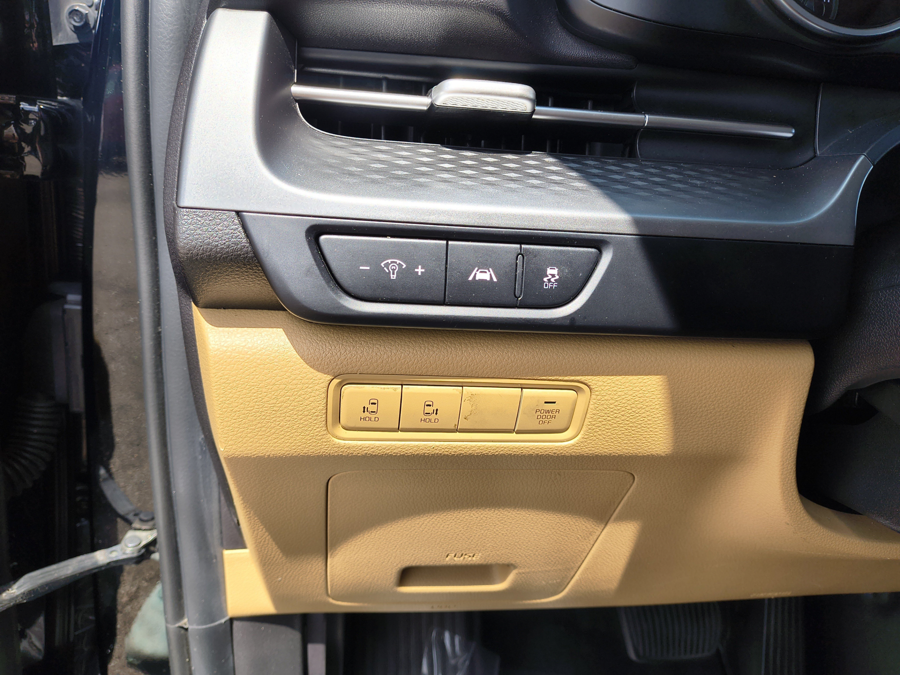Used 2023 Kia Carnival LX FWD image 27