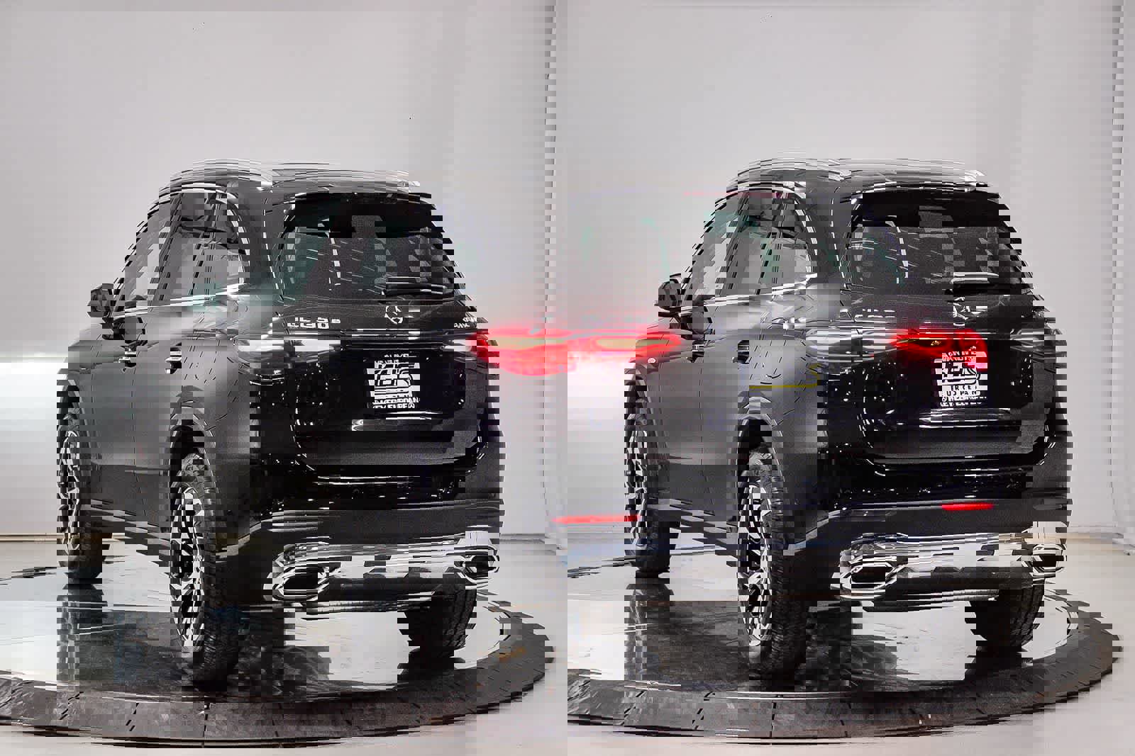 Used 2025 Mercedes-Benz GLC 350e image 2