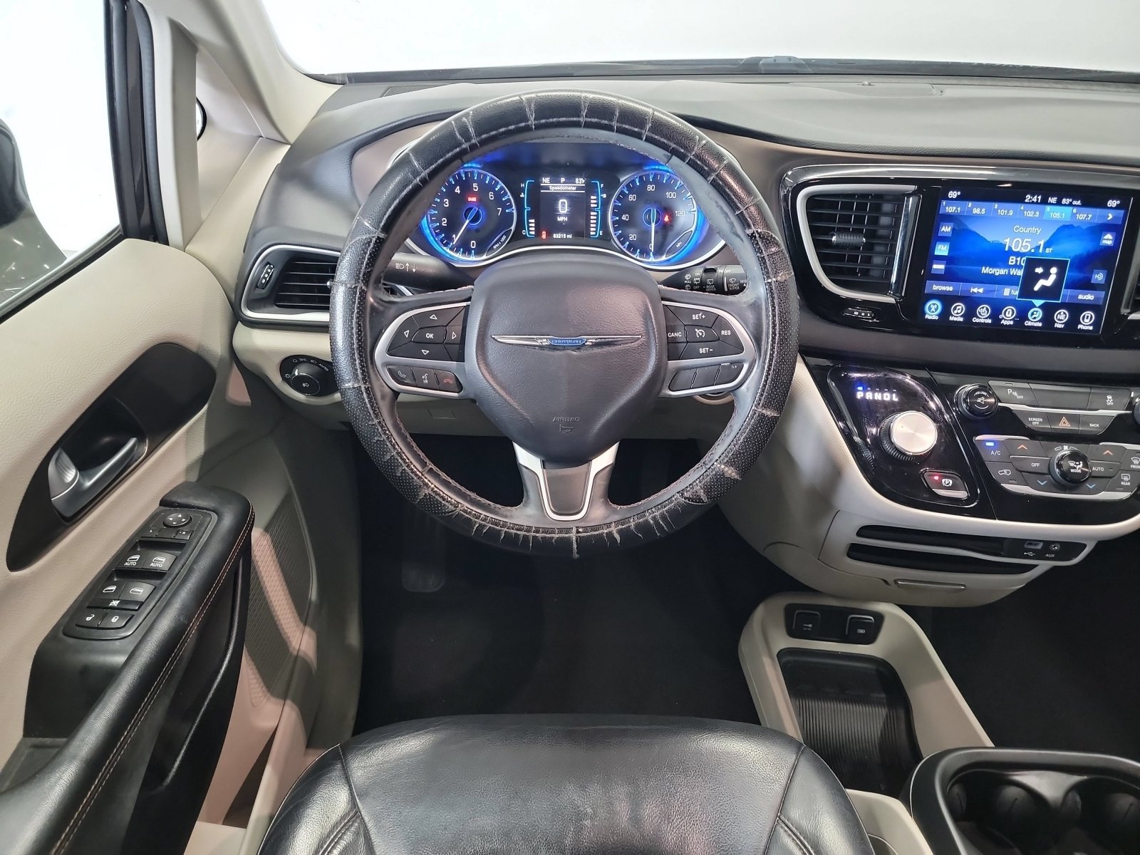 Used 2017 Chrysler Pacifica Touring-L FWD image 16
