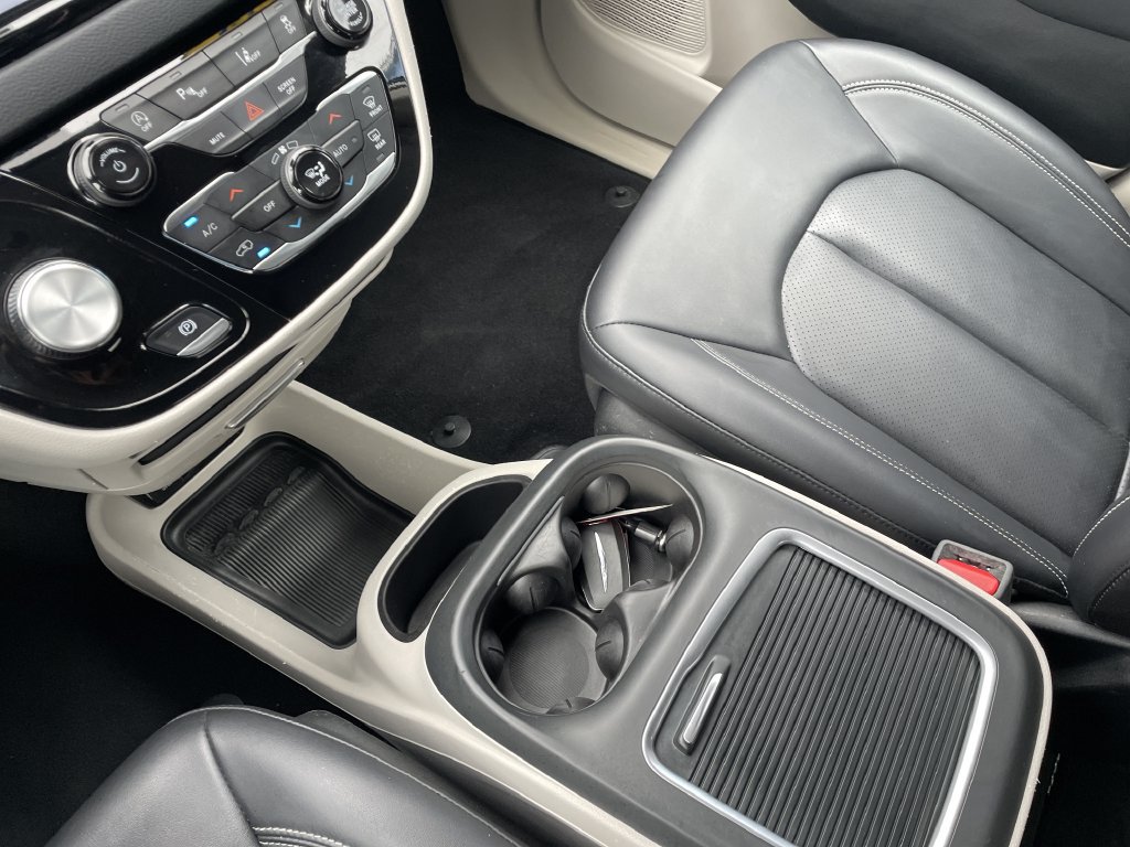 Used 2024 Chrysler Pacifica Touring-L FWD image 21