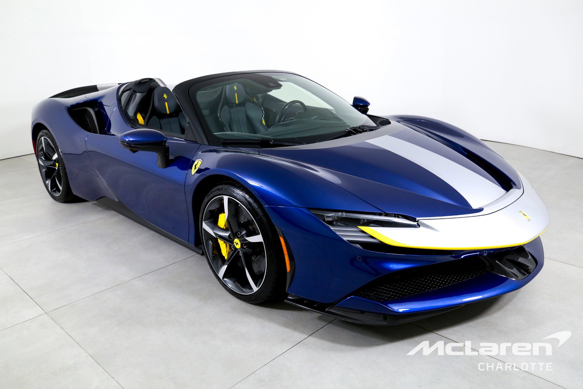 Used 2022 Ferrari SF90 Spider image 4