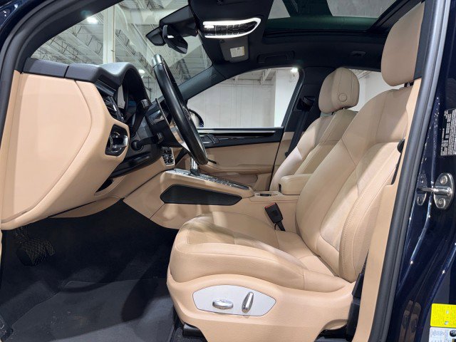 Used 2021 Porsche Macan w/ Premium Package image 11