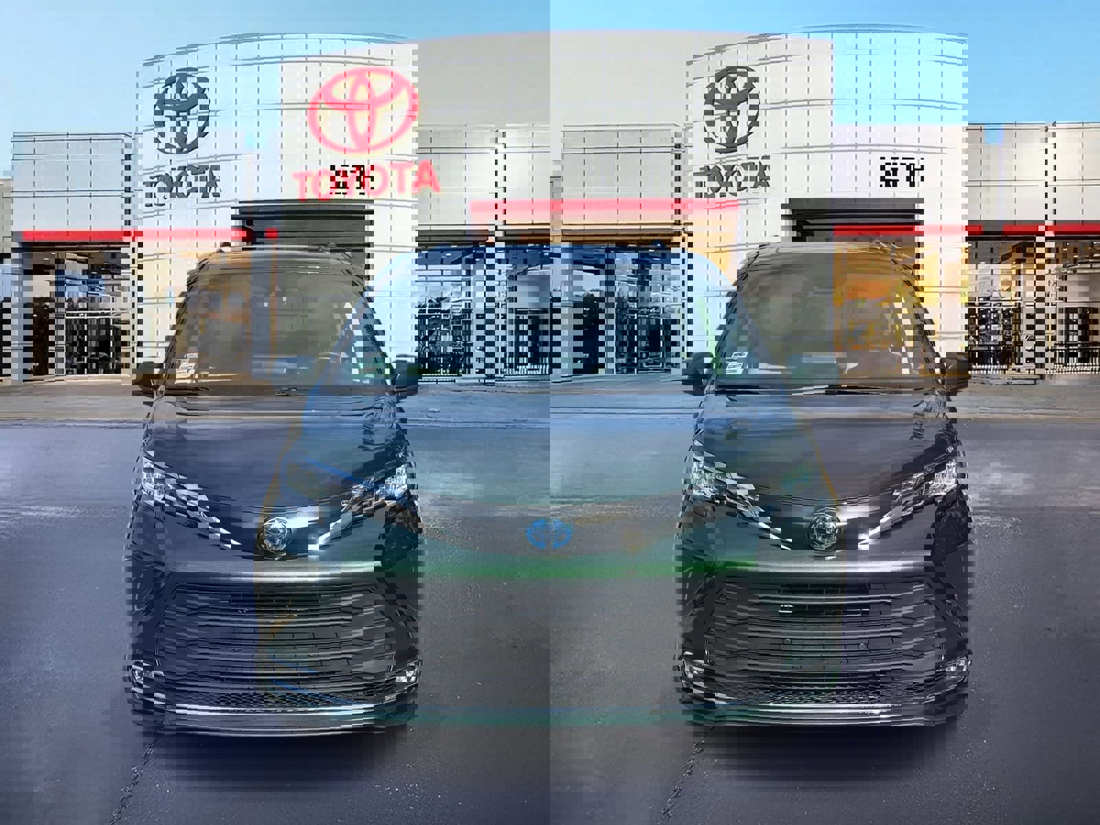 Used 2021 Toyota Sienna XLE image 2