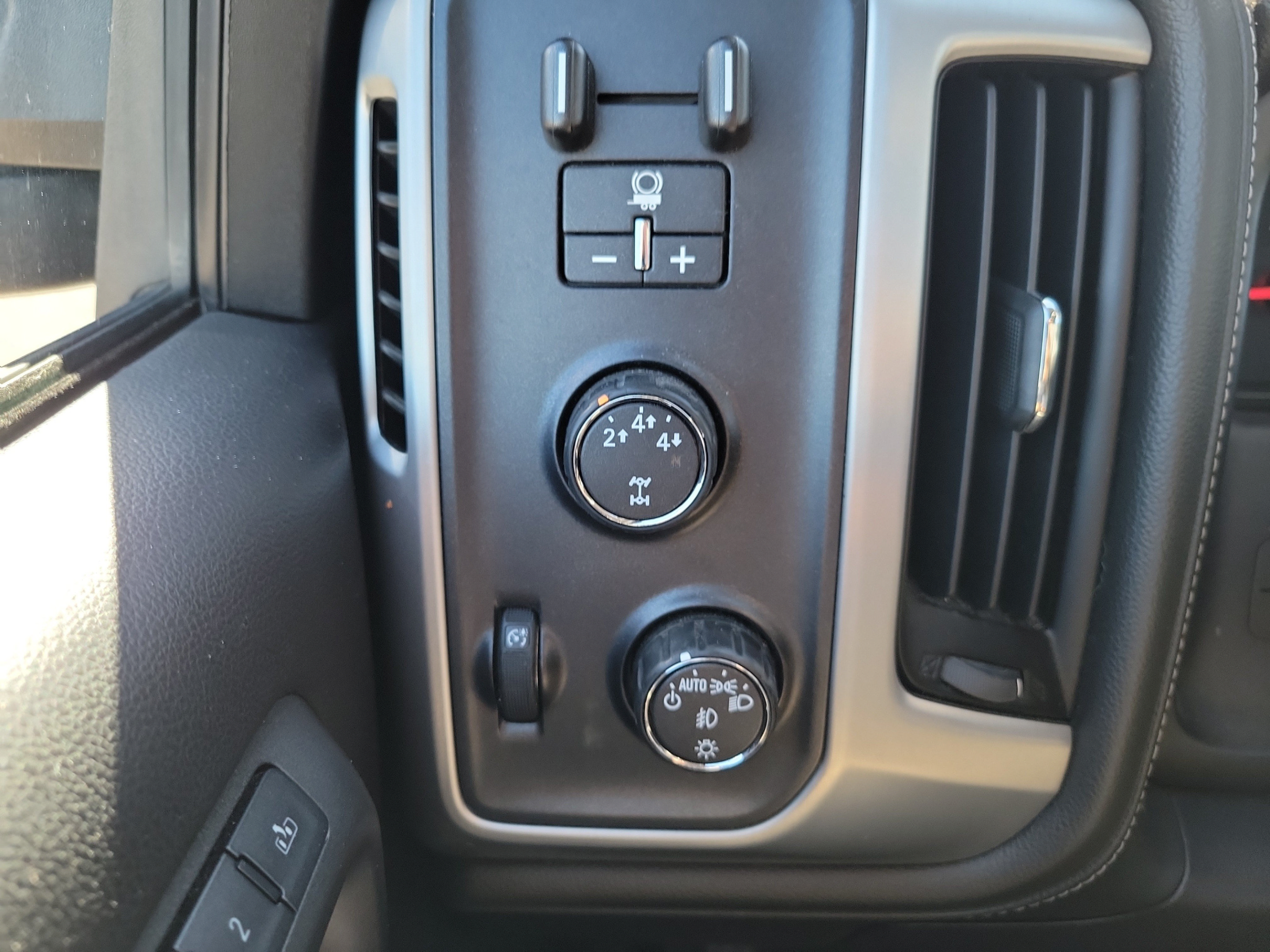 Used 2016 GMC Sierra 2500 SLT w/ Duramax Plus Package AWD/4WD image 27