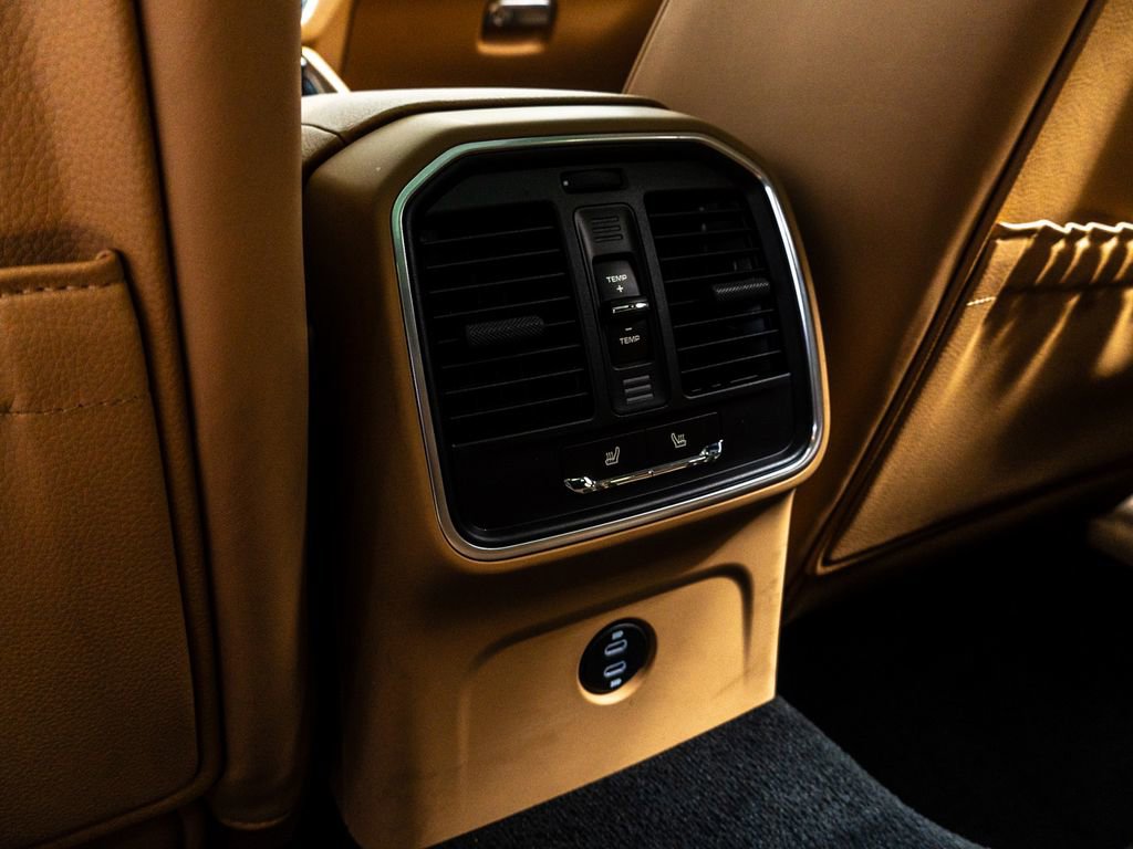 Used 2025 Porsche Macan image 30