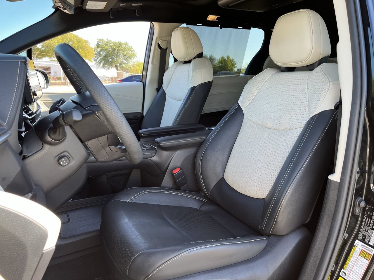 Used 2025 Toyota Sienna Platinum FWD image 23