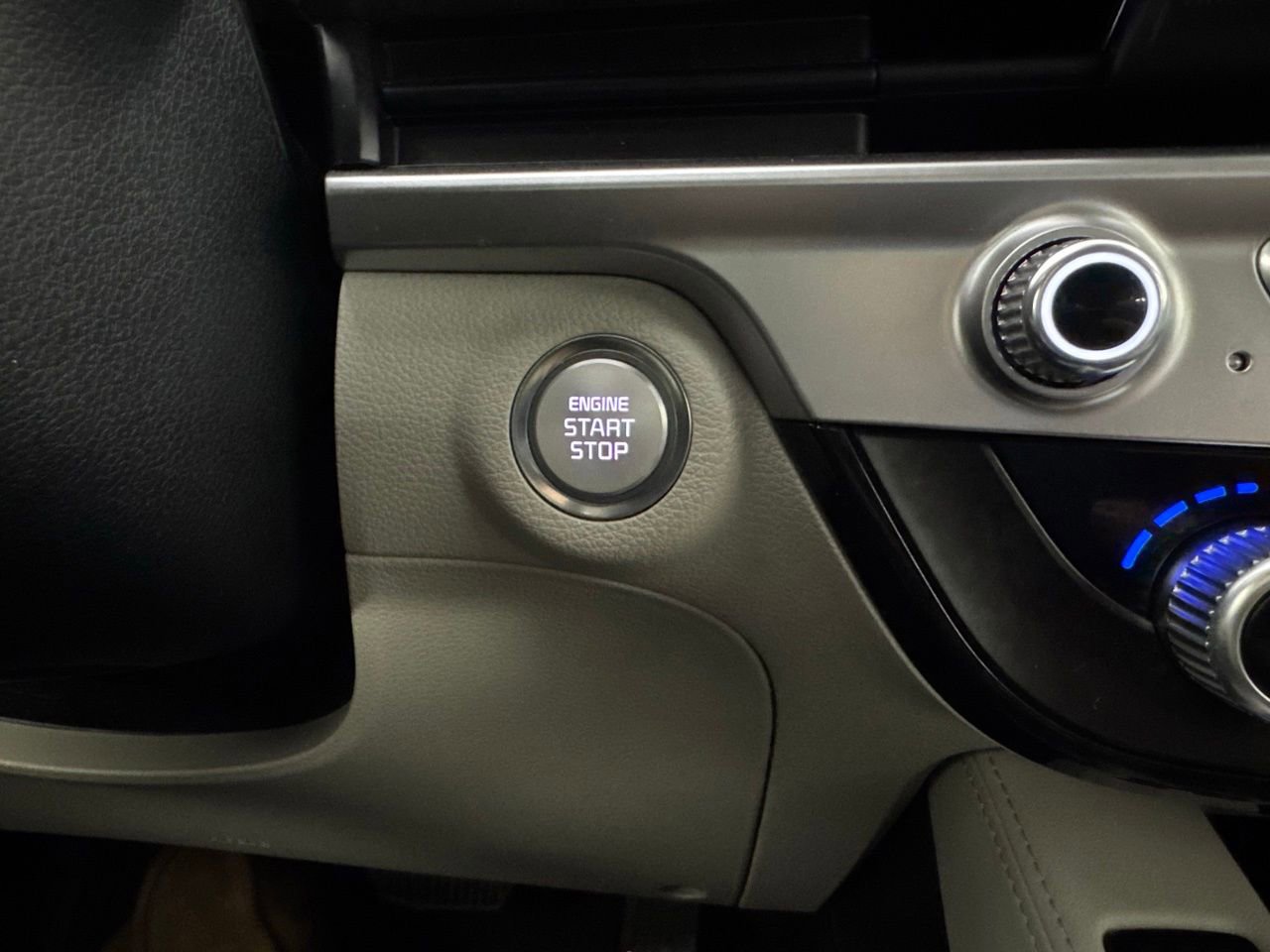 Used 2024 Kia Telluride EX w/ EX Captain's Chair Package image 20