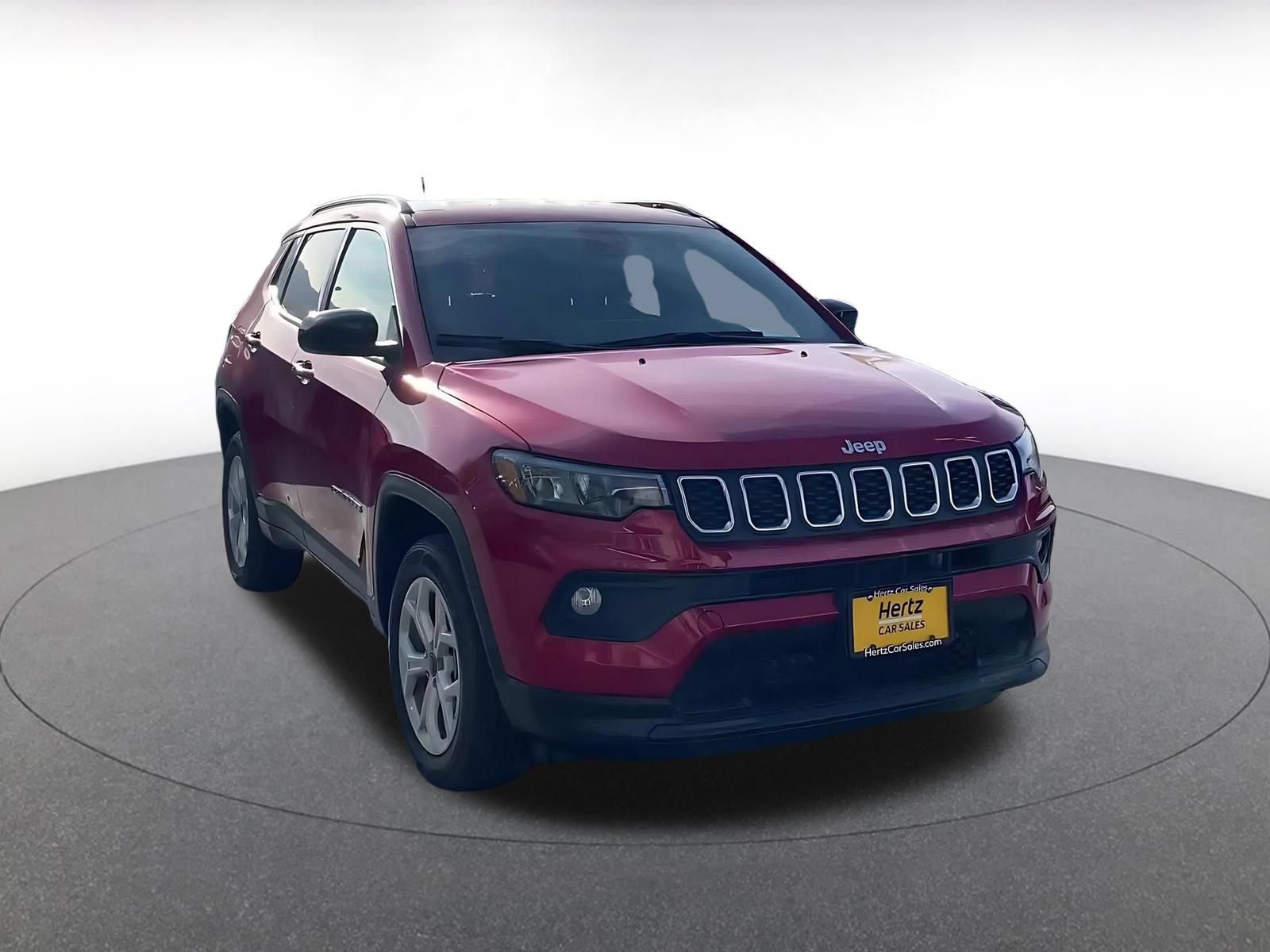 Used 2025 Jeep Compass Latitude AWD/4WD image 3