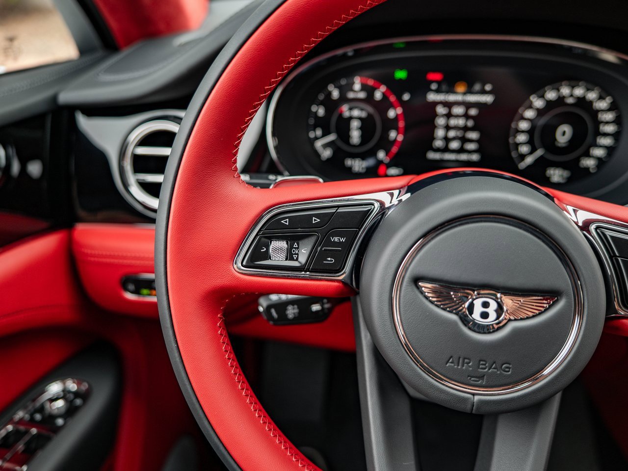 Used 2025 Bentley Bentayga V8 image 17