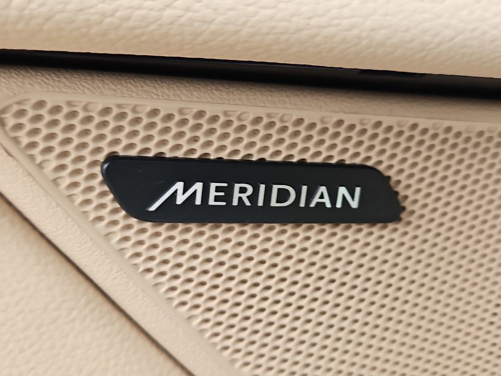 Used 2020 Jaguar XF Premium image 20