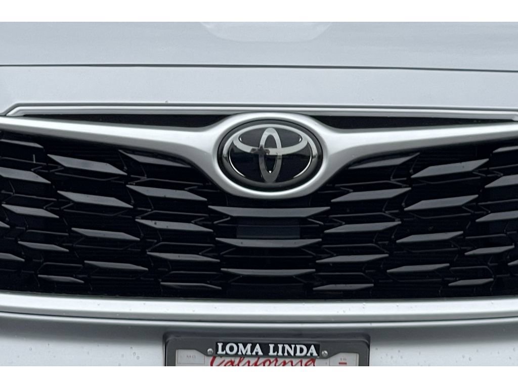 Used 2021 Toyota Highlander LE FWD image 14