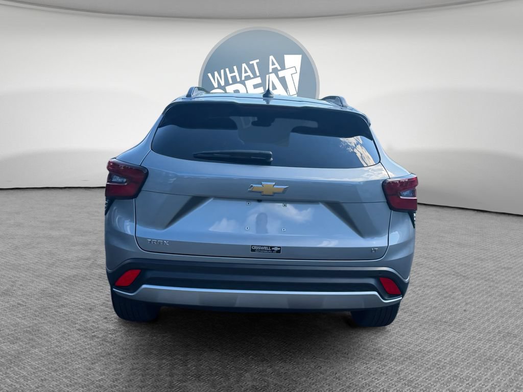 Used 2025 Chevrolet Trax LT w/ Driver Confidence Package FWD image 5